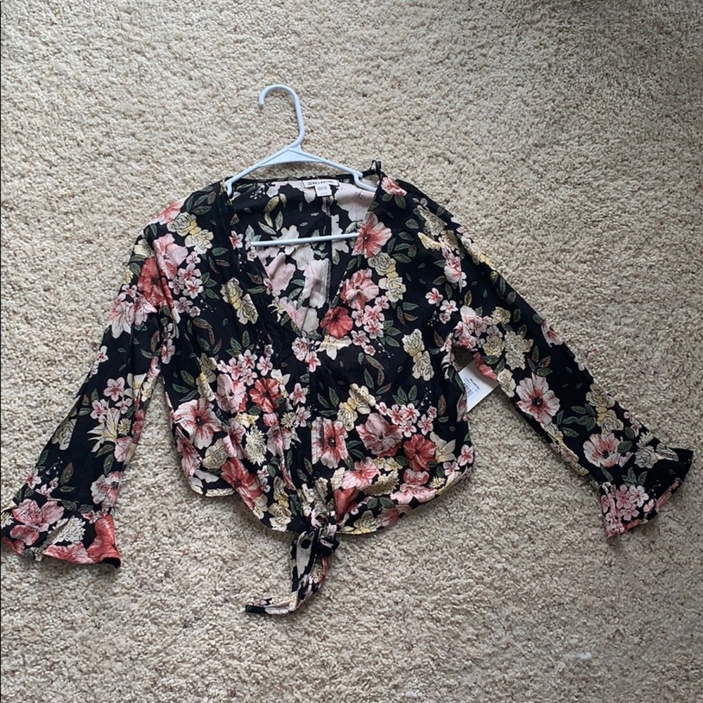 *NWT* Black and Floral Billabong Crop Top